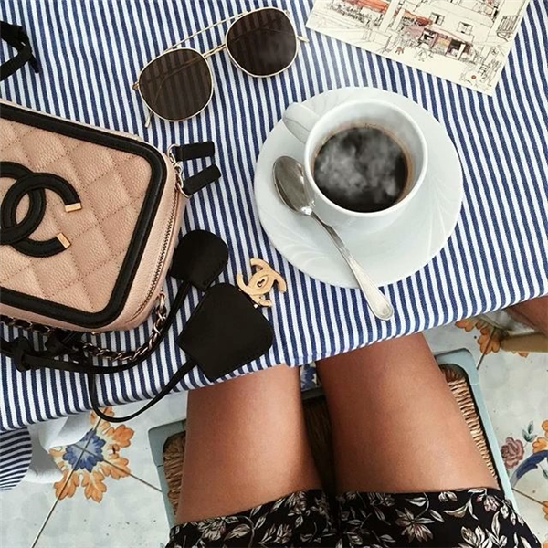 用配饰装饰桌面