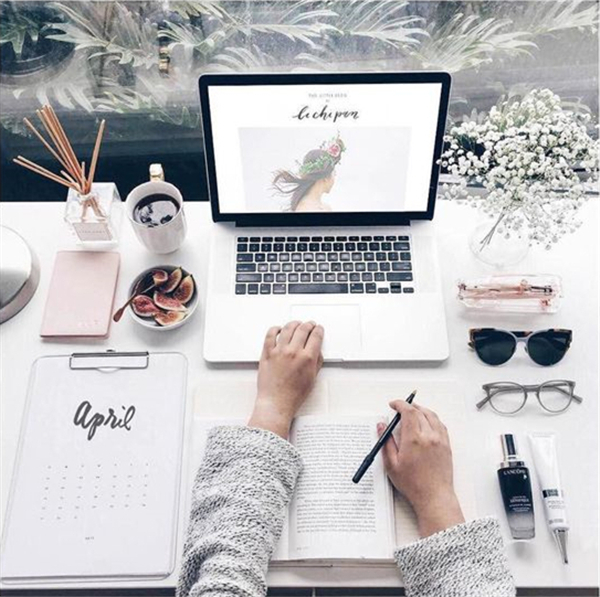 实拍辣眼睛超乱办公桌！顺便教你如何改造充满节日感