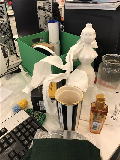 实拍辣眼睛超乱办公桌！顺便教你如何改造充满节日感