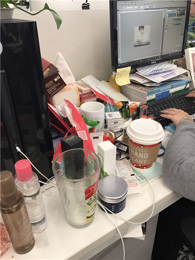 实拍辣眼睛超乱办公桌！顺便教你如何改造充满节日感