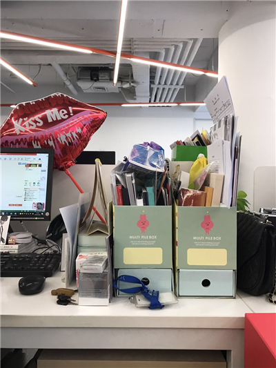 实拍辣眼睛超乱办公桌！顺便教你如何改造充满节日感