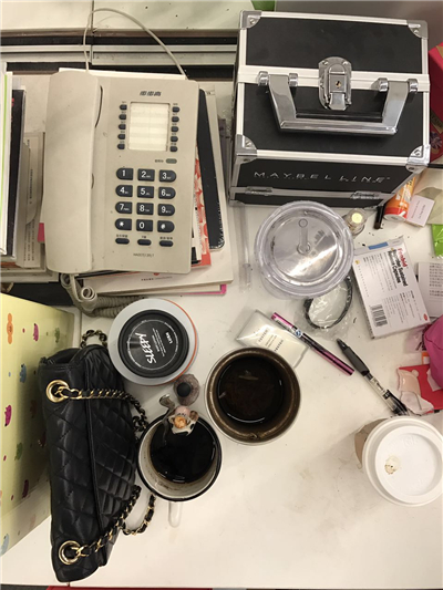 实拍辣眼睛超乱办公桌！顺便教你如何改造充满节日感