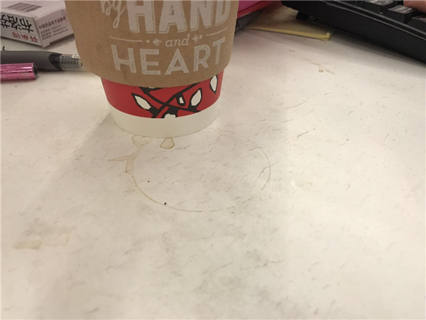 实拍辣眼睛超乱办公桌！顺便教你如何改造充满节日感