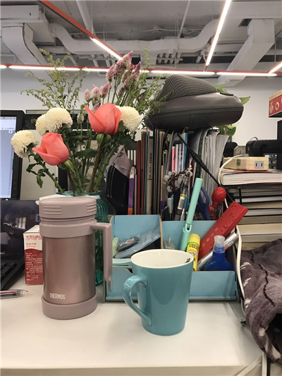 实拍辣眼睛超乱办公桌！顺便教你如何改造充满节日感