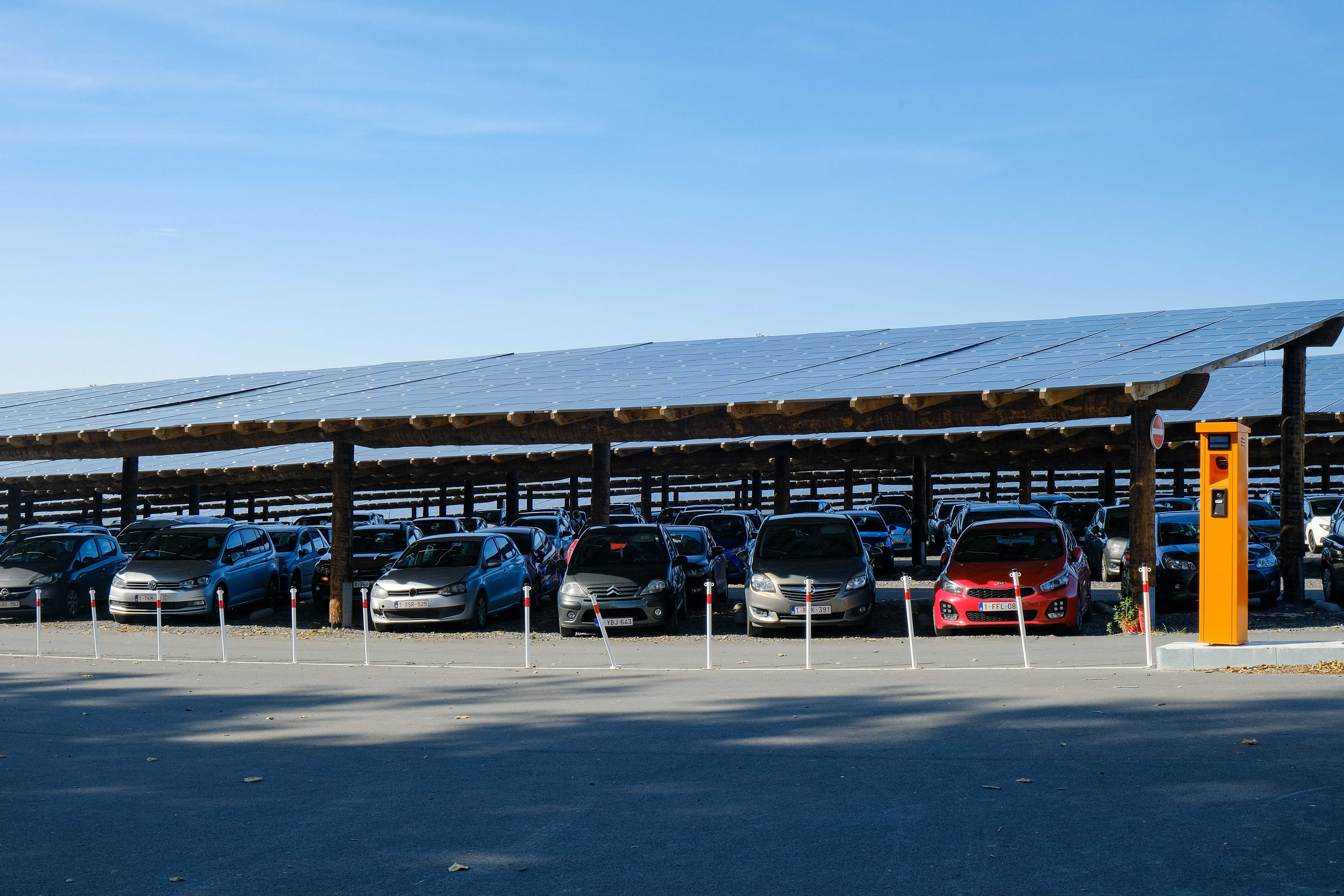 比利时动物园里的大型光伏停车场