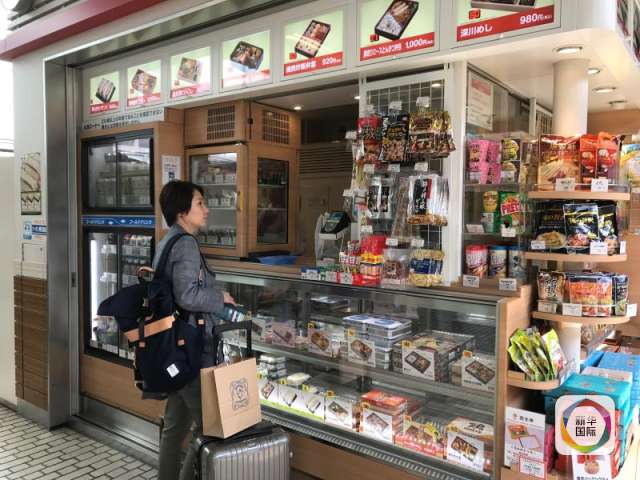 旅客在新干线站内购买便当。