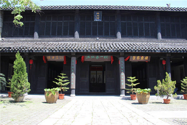 何氏宗祠内的振裔楼