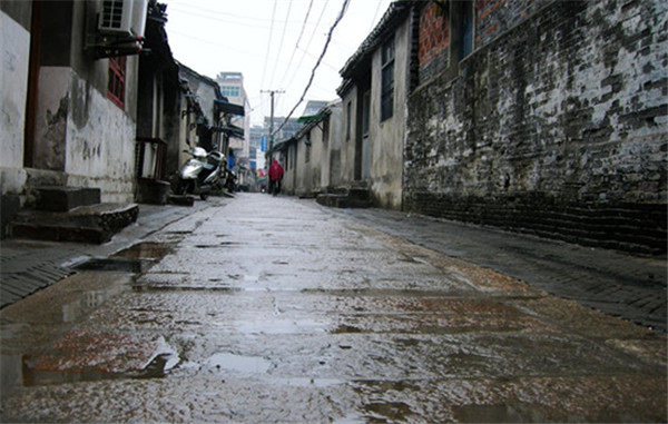 黄桥古镇内的砖石路