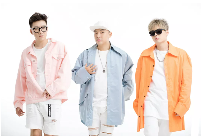 阿里郎组合8月27日晚震撼亮相中外青年歌会