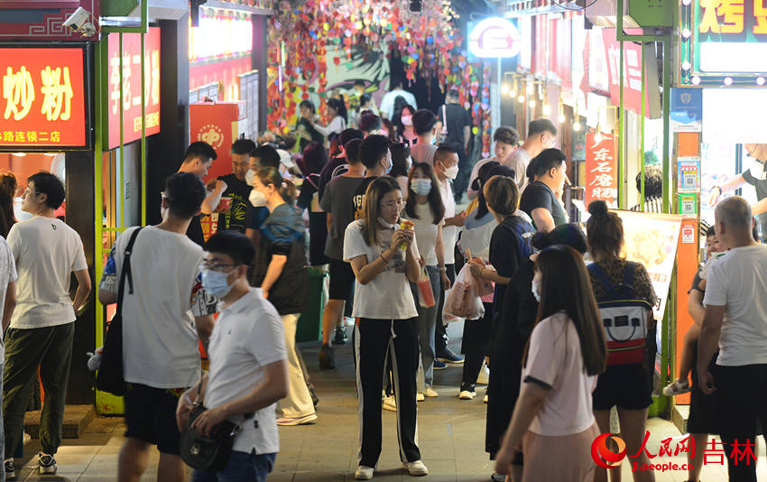 美食步行街上的长春市民开启“逛吃逛吃”模式。人民网 石天蛟摄