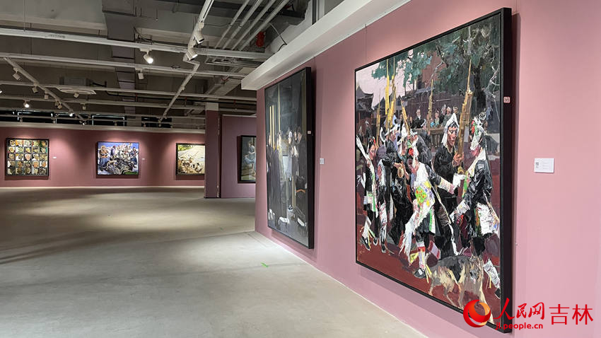 “时代之光——第五届中国油画展”暨2022长春国际油画邀请展。人民网 李思玥摄