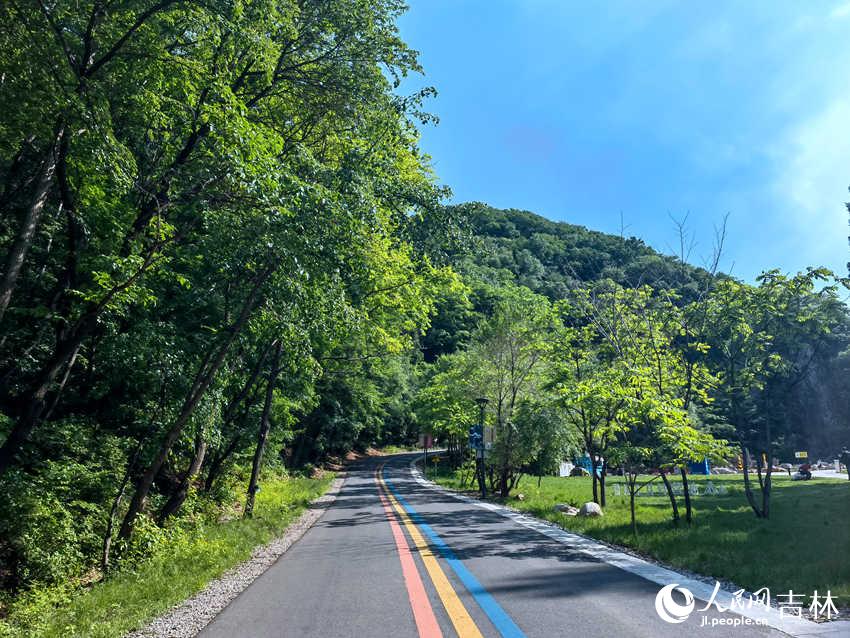 神鹿峰旅游度假区。人民网 马俊华摄