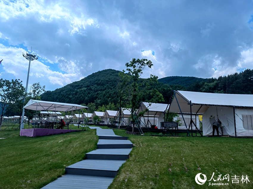 神鹿峰旅游度假区帐篷营地。人民网 马俊华摄