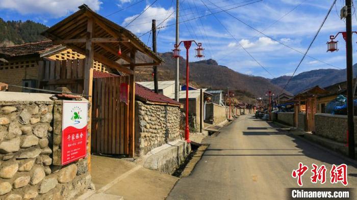 坡口村修建的道路和民宿(资料图)。　受访者供图