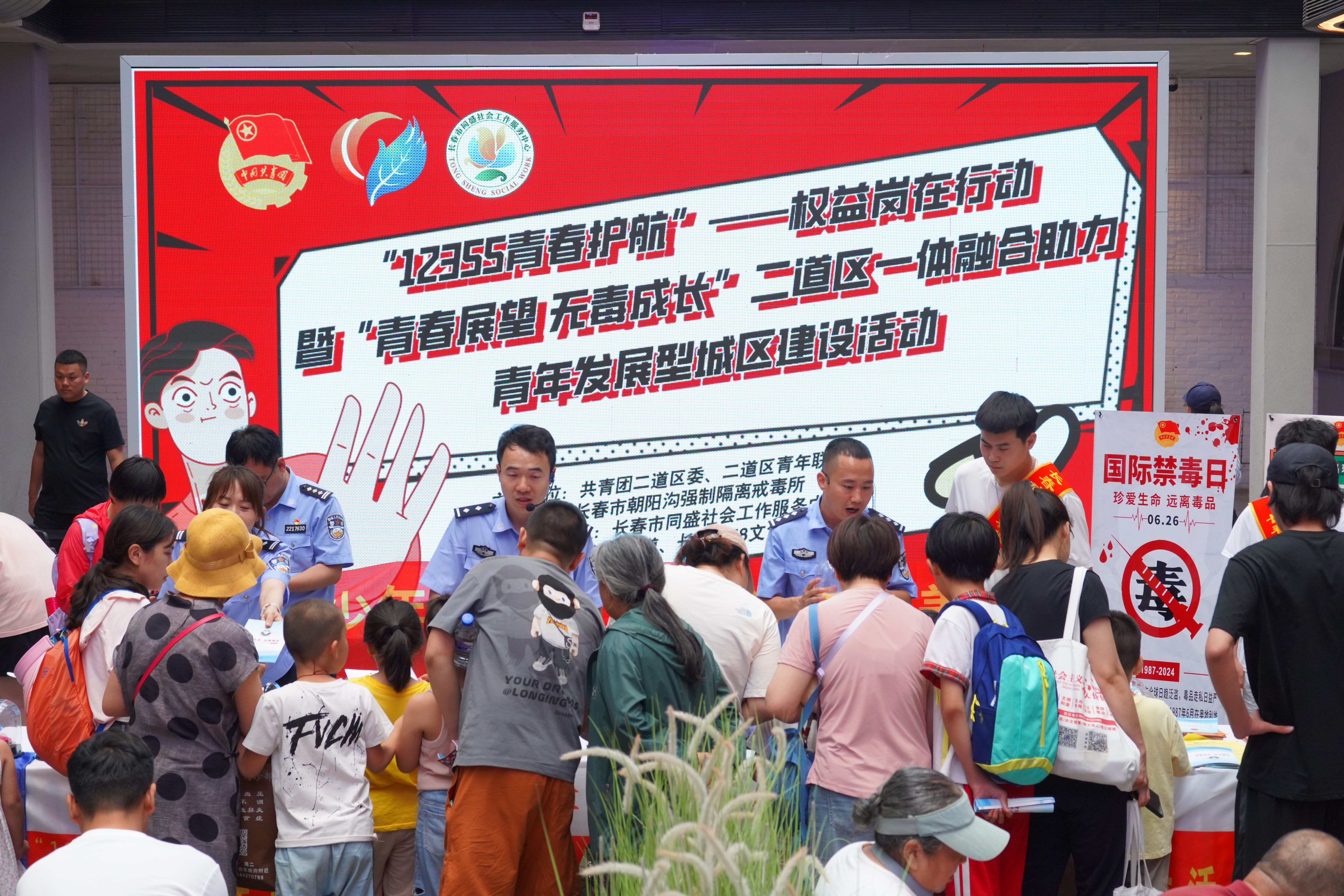 图二 活动现场人声鼎沸.JPG