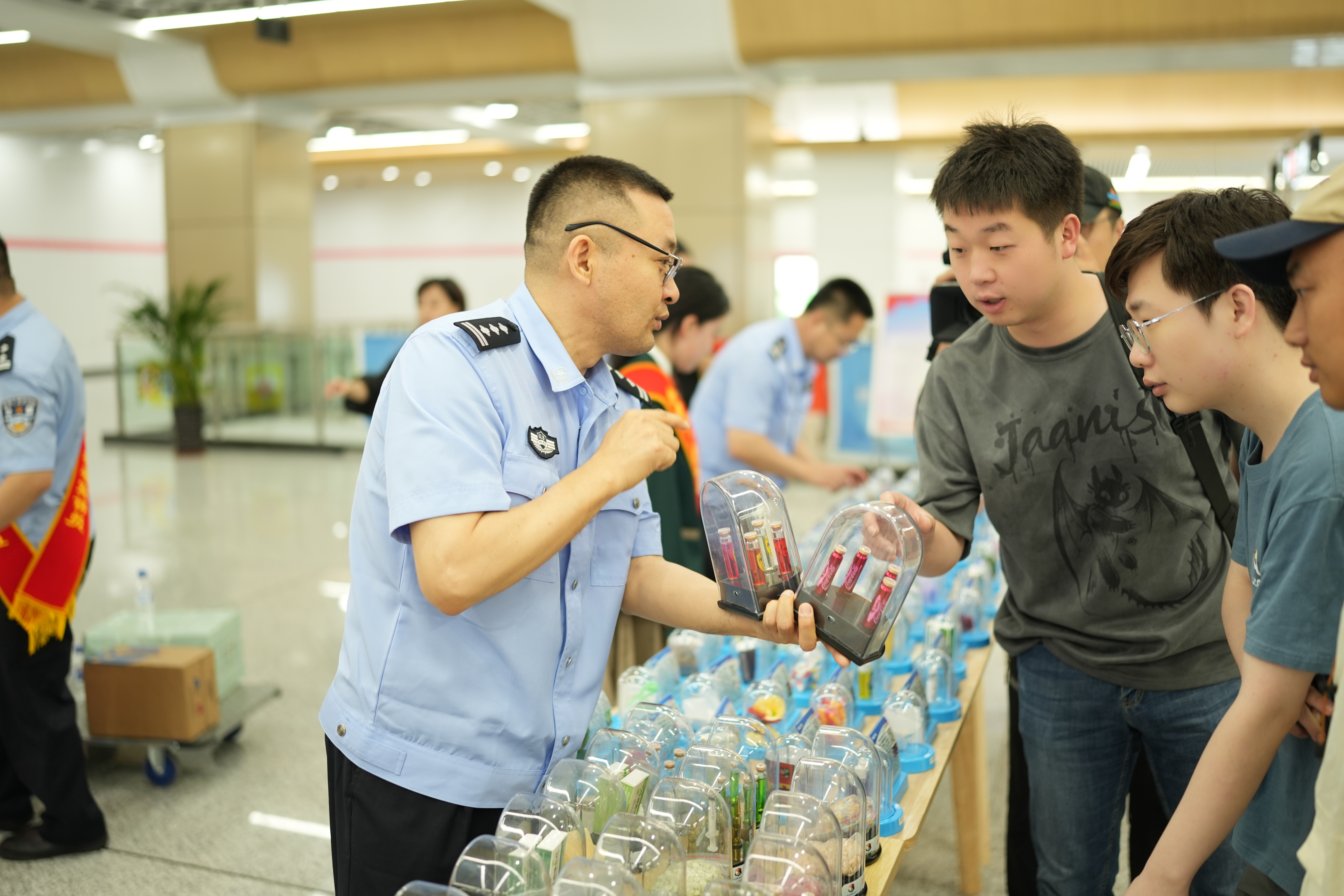 图四 “蒲公英”宣讲团民警向出站乘客讲解毒品知识.jpg