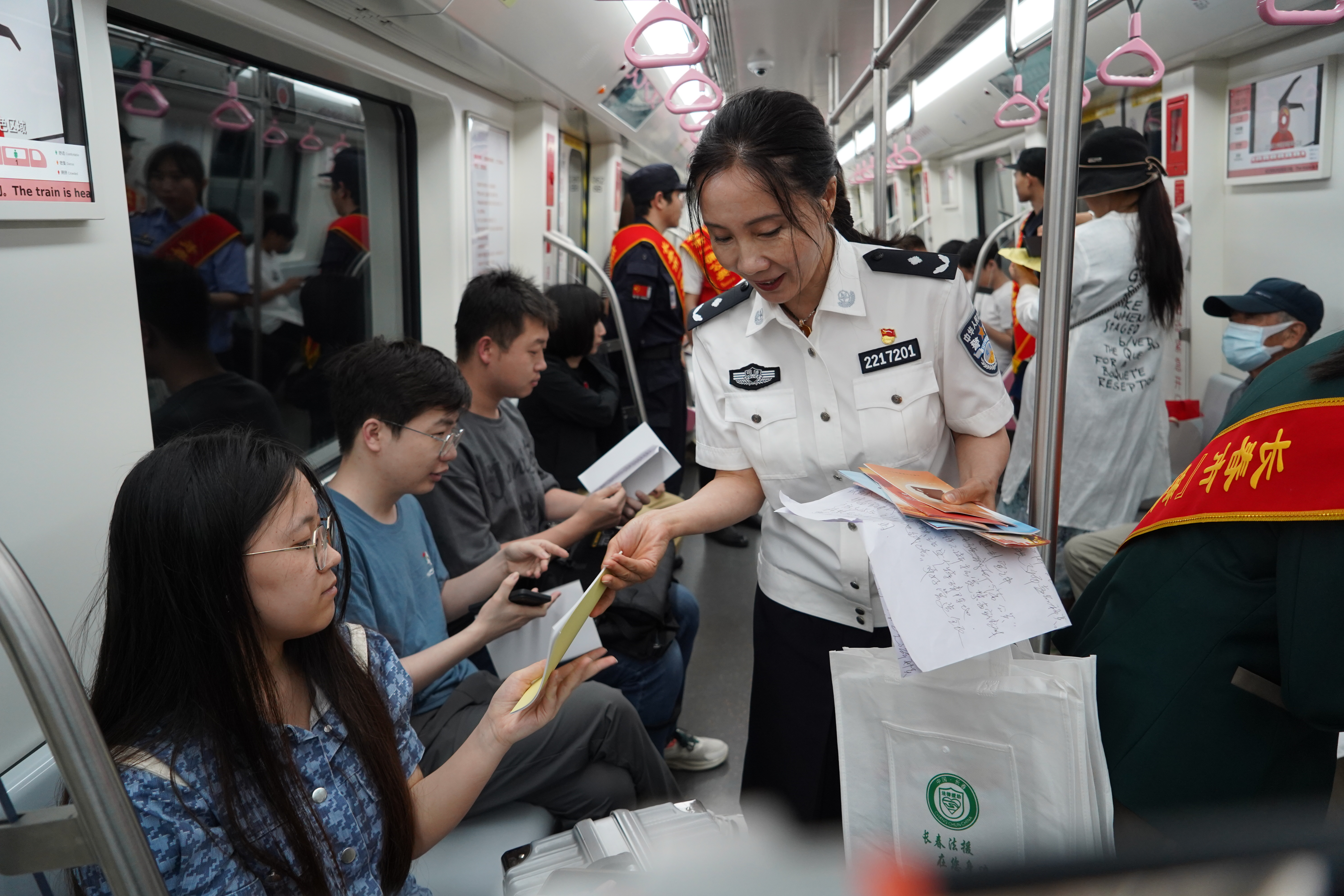 图六 地铁1号线车厢内宣讲团民警向乘客普及禁毒知识.jpg