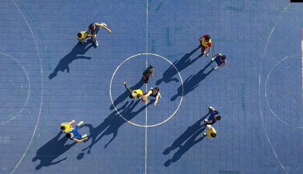 图为开赛时双方队员跳球.