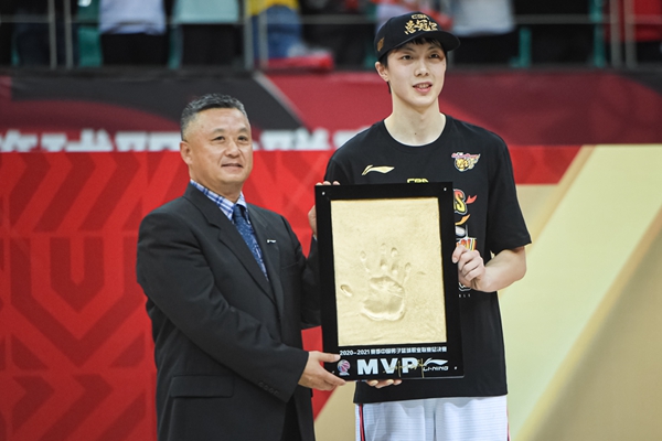 5月1日,广东队球员胡明轩(右)获颁总决赛最有价值球员奖.