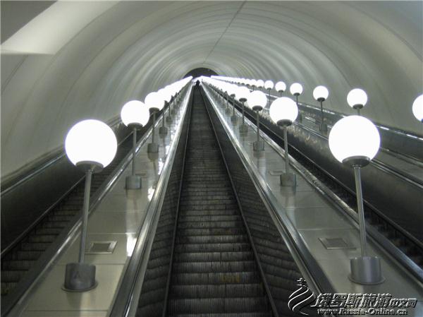 莫斯科胜利公园地铁站长达126米的扶梯