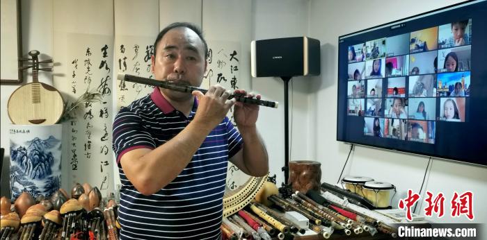太原市音乐家协会副主席、太原市民间文化国际交流协会常务副会长任俊文进行竹笛表演。　杨杰英 摄