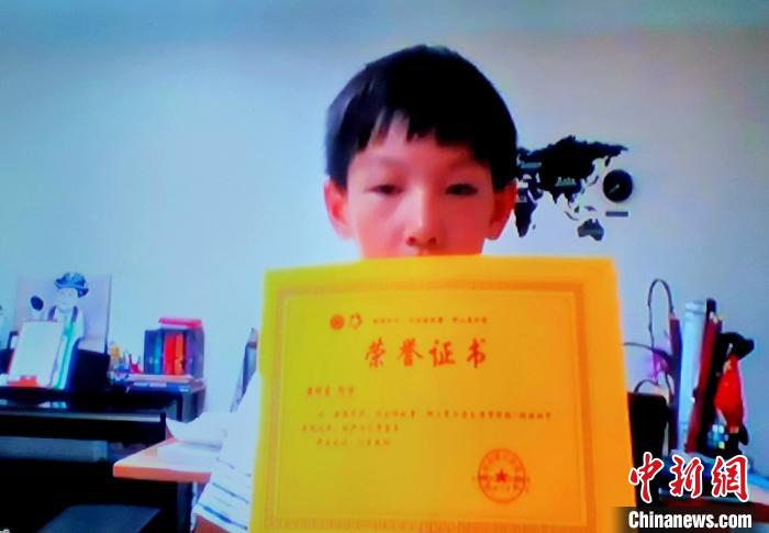 海外华裔青少年展示结业证书。　杨杰英 摄