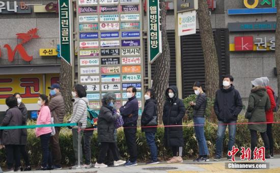 3月1日，在首尔钟路区一家超市外，民众排起长队等待购买口罩。<span target='_blank' href='http://www.chinanews.com/'>中新社</span>记者 曾鼐 摄